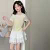 Conjunto de Verão para Meninas Doce Novo Estilo 2026 para Crianças Maiores, Camiseta Falsa de Duas Peças com Renda, Saia Curta, Conjunto de Duas Peças Saia Bolo