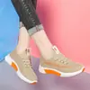 Uma geração de novos sapatos de pano antigos de Pequim femininos, sapatos de caminhada de sola macia, tênis de mãe, respiráveis, moda, sapatos casuais