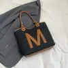 Bolsa de Ombro Tote com Estampa de Letras de Grande Capacidade, Nova Tendência Primavera 2026, Simples, Casual, Estilosa, para usar sob o braço