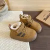 Botas Infantiles 2025 Nuevas Llegadas de Invierno Zapatos de Algodón para Niños Botas de Nieve Cálidas para Niños Medianos y Grandes Zapatos Antideslizantes con Felpa para Niñas