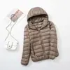 En Stock Invierno 2025 Versión Coreana Nueva Chaqueta de Plumas Ultraligera para Mujer, con Capucha, Corta, Ajustada, Tallas Grandes, Abrigo de Moda