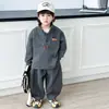 Traje de Tres Botones para Niños de Primavera y Otoño, Conjunto Deportivo Elegante de Dos Piezas con Sudadera Estilo Coreano para Niños, Ropa Infantil de Comercio Exterior para Niños Pequeños y Medianos