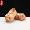 Suministro de fábrica zapatos cabeza de tigre de madera de durazno zapatos bordados paso a paso Wang zapatos pequeños pulsera de pasos arreglo de pequeños accesorios cabello humano