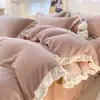 Conjunto de cama de quatro peças em veludo de leite de inverno, quente e com forro de fleece, estilo princesa com acabamento em renda, capa de edredom em fleece de coral, lençol e saia de cama