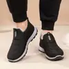 2026 Invierno Zapatos de Tela Old Beijing con Felpa Engrosada para Caminar de Personas de Mediana Edad y Mayores Botas de Algodón Cálidas Zapatos de Algodón Comercio Exterior Transfronterizo