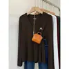 Camiseta popular de este año con cuello en V y manga larga para mujer, suave y cómoda, top interior versátil, elegante para ir al trabajo, capa base de otoño