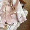 Nova Jaqueta Curta Rosa Estilo Chinês Gola Redonda Estampada Bronze Botão para Mulheres Primavera Nova Roupa Fina Estilo Chinês 99130