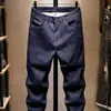 Jeans masculino azul escuro de marca de alta qualidade e moderno, corte slim, perna reta, novo clássico versátil de primavera, calça stretch para homens
