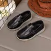 Atacado de sapatos de lona para meninos, novos modelos de primavera e outono, sapatos casuais infantis, tamanhos médios e grandes, sapatos casuais de couro estilo britânico, mocassins slip-on