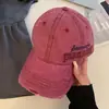 Gorra de Béisbol de Mezclilla Lavada con Efecto Desgastado Estilo Retro Americano para Mujer con Visera Ancha, Bordado de Letras de Alta Gama y un Aspecto Elegante