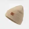 Novo Gorro de Tricô Infantil com Letra W, Gorro de Esqui Liso com Etiqueta de Couro, Gorro com Barra Rebatida, em Estoque para o Calor do Inverno