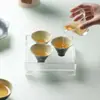 Taza de té pintada a mano con patrón floral blanco y diseño de sombrero de bambú, con un estilo delicado y refinado, perfecta para disfrutar del té en casa en un ambiente inspirado en el Zen.