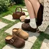 Mules estilo Birkenstock de suela gruesa y punta cerrada para mujer, nueva colección otoño 2026, con detalles de hebilla y remaches, diseño sin cordones para ponérselos fácilmente
