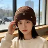 Gorro de Tricô Estrela Estilo Coreano para Mulheres, Outono e Inverno, Vermelho de Ano Novo, Gorro Versátil de Proteção para Ouvidos no Inverno, Faz o Rosto Parecer Menor, Gorro de Tricô para Circunferência Craniana Grande