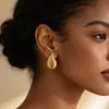 Pendientes de Botón con Diseño de Nicho Europeo y Americano de Costilla Forma de Gota de Agua para Mujer Estilo INS Moda Versátil Pendientes de Acero Inoxidable Chapado en Oro de 18 Quilates para Mujer