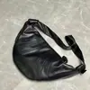 Bolsa Croissant de Pele de Ovelha de Primeira Camada, Bolsa de Dumpling Crescente de Couro Genuíno de Nicho, Bolsa Transversal no Peito com Corrente, Versátil e de Luxo Leve