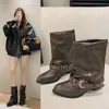 Botas de tornozelo de couro macio com bico fino para mulheres, apresentando salto grosso, design plissado vintage, fivela de cinto e estilo de bota cowboy ocidental ou para montaria.