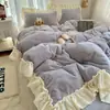 Conjunto de cama de quatro peças em veludo de leite com estampa de borboleta e renda, espessado para aquecimento no outono e inverno, incluindo uma capa de edredom de fleece de coral e um conjunto de lençóis de três peças