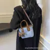 Bolso tipo bandolera cubo de aspecto elegante, sencillo y estiloso para mujer, nuevo estilo coreano para Otoño e Invierno 2025, bolso de hombro único o cruzado, texturizado