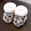 Zapatos para bebé invierno 0-3-6 meses zapatos de suela suave 9 calcetines más terciopelo cálidos zapatos de algodón pies de recién nacido no se caen zapatos protección