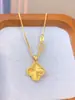 Colar de Trevo de Quatro Folhas Dourado a Laser Tendência no TikTok com Pingente Floral, Elegante Trevo de Quatro Folhas, Corrente Versátil de Luxo Leve Xiaohongshu