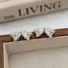 Pendientes de Botón con Lazo de Encaje Retro para Mujer Exquisitos con Diseño Hueco Incrustado de Diamantes Pendientes de Lujo Suave de Nicho Adornos para el Oído