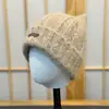 Estilo japonés, anti-envejecimiento, diseño de orejas de gato de caricatura, efecto adelgazante, gorro de punto para mujer, cálido y protector para los oídos para otoño e invierno, corte holgado, adecuado para cabezas más grandes