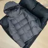Popular chaqueta de plumón con capucha de color caramelo para mujer, estilo corto, invierno 2026, estilo coreano dulce, chaqueta puffer cálida para mujeres petite, moderna