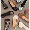 Zapatos tipo tabi de punta dividida estilo coreano Grape Mom para mujer, nuevo modelo 2026, piel genuina, tacón grueso, zapatos planos de ballet, zapatos de pezuña de cerdo