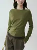 Camiseta de Manga Corta con Bloques de Color y Cuello Halter Falso de Dos Piezas Color Mostaza para Mujer, Nuevo Estilo Primavera Hombros Descubiertos Delgado