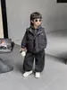 Roupas de Inverno para Meninos Conjunto de Três Peças Camisa com Colete de Seda e Algodão Estilo Coreano Conjunto Charmoso com Forro de Fleece para Crianças Pequenas e Médias Roupas Charmosas de Malandro