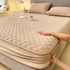 Sábana bajera ajustada de terciopelo de leche una pieza, protector de colchón de felpa engrosada para invierno, sábana bajera ajustada de tres piezas amigable con la piel y cómoda