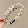 Faixa de cabeça larga de tricô minimalista e elegante estilo coreano para mulheres, novo modelo 2026, adequada para uso diário, projetada para realçar a aparência da linha do cabelo e pode ser usada como faixa de cabeça para lavar o rosto ou presilha de cabelo
