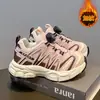 Novos estilos de outono e inverno de tênis esportivos infantis: sapatos de malha com botões para meninas, sapatos quentes forrados de fleece para meninos e "dad shoes" macios e antiderrapantes.