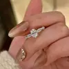 Anel Elegante Brilhante de Diamante de Alto Carbono Torção Espiral Ovo de Pomba, Anel Oval de Diamante Ballet Rotativo para Mulheres, Estilo de Nicho de Alto Padrão
