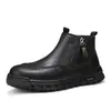 Novas botas de trabalho masculinas de cano alto para outono e inverno com zíperes laterais, apresentando um estilo britânico retrô, solas grossas e um design casual, perfeitas para uso ao ar livre.