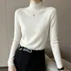 Suéter de Tricô Feminino Liso com Gola Alta Meia e Bordas Enroladas - Moda Outono/Inverno 2026