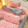 Conjunto de Quatro Peças Estampado de Lã de Leite para Inverno Capa de Edredom Espessa e Quente de Lã Coral Lençol de Cama Conjunto de Três Peças para Cama de Dormitório Estudantil