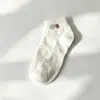 Meias sapatilha vazadas com trama, padrão losango respirável, bordado de urso, design invisível de corte baixo, confortáveis e antiderrapantes para uso diário no verão