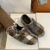 Sapatos Birkenstock Femininos Modelo Novo de Inverno 2025 com Aumento Interno de Altura, Cobertura Total, Forro de Pelúcia, Sapatos Quentes de Algodão, Sapatos Peludos com Solado Grosso para Pessoas Baixas