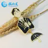 Insignia de retrato de dibujos animados personalizada de metal esmaltado con forma de colgante creativo broche actividades de animación alrededor de insignias personalizadas