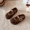 Sapatos Birkenstock para meninas, coleção primavera/outono 2026, sapatos pequenos de couro da moda com estampa de leopardo, sapatos de sola única estilo retrô para crianças, tamanhos médios e grandes, sapatos casuais