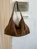Bolsa hobo retrô de camurça estilo coreano, uma bolsa de ombro luxuosa e elegante para exportação, versátil para ambientes casuais e de trabalho.