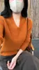 Suéter Sencillo de Manga Larga con Cuello en V Color Beige Estilo Retro Americano para Mujer, Tejido de Capa Interior, Invierno 6822, Nueva Moda Otoño e Invierno para Mujer