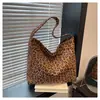 Bolsa Grande Estilo Relaxado com Textura, Bolsa Tote Grande Capacidade para o Dia a Dia, Bolsa de Ombro/Axila em Couro Macio, Bolsa Grande Estilo Novo para a Aula
