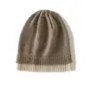 Venta al por mayor transfronteriza del fabricante de nuevos gorros de punto cálidos y suaves de lana de cachemira de alta resistencia en colores combinados para mujer en stock