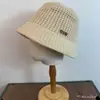 Chapéu Bucket de Tricô com Etiqueta de Couro Estilo Coreano, Chapéu de Pescador Simples e Versátil, Chapéu de Bacia Waffle de Alta Qualidade, Casual e Estiloso