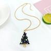 Collar con colgante de árbol de Navidad de aleación de diamantes, joyería navideña de nueva serie europea y americana, adornos de cadena de clavícula que combinan con todo.