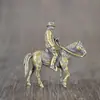 Ornamento Modelo Cowboy Antigo Montado em Cavalo, Decoração com Tema de Aventura para Mesa ou Carro, Peça Colecionável
