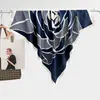 Nuevo Turbante Transpirable con Estampado de Camelia, Bufanda Cuadrada de 90 cm Moderna y de Alta Gama para Mujer, Bufanda Versátil de Seda Simulada